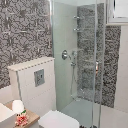 Apartman Ane - Beachfront 图彻皮