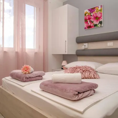 公寓 Apartman Ane - Beachfront *