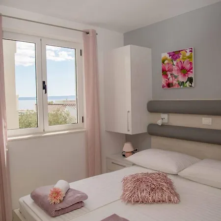 公寓 Apartman Ane - Beachfront 图彻皮