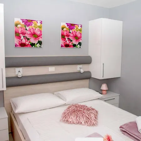 Apartman Ane - Beachfront 公寓 图彻皮