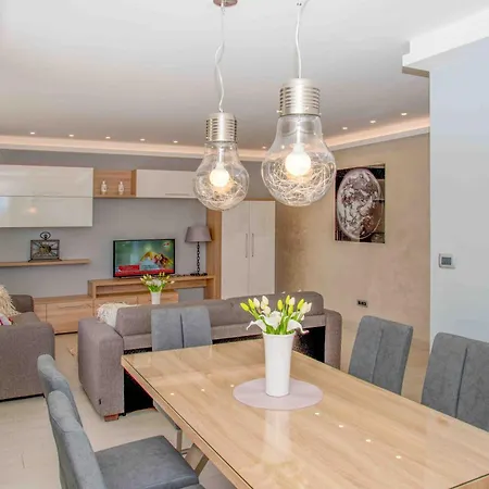 Apartman Ane - Beachfront 图彻皮