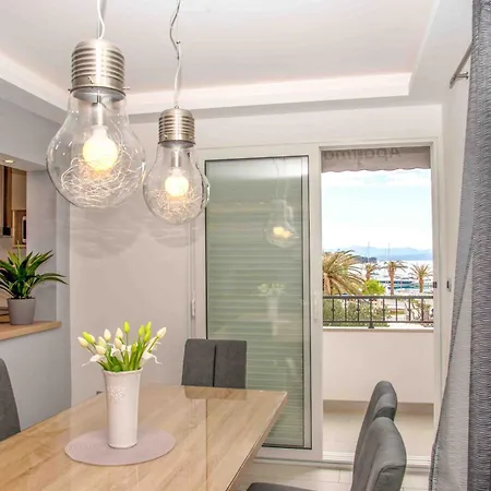 公寓 Apartman Ane - Beachfront 图彻皮